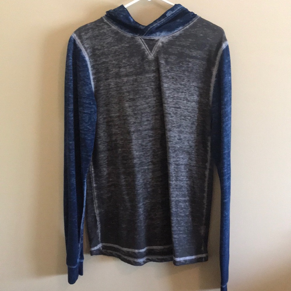 Blue sleeved grey sweatshirt